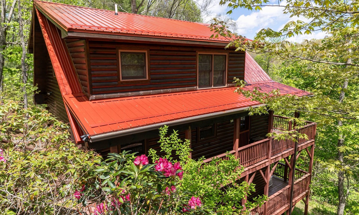 Boone Cabin | Highwood- Mountain Views, Hot Tub, Arcade, Fire Pit, Foosball, Sleeps 12