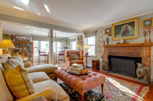 Royal Pines House | Hike, Sip & Explore! Blue Ridge Mtn Cabin w/Porch