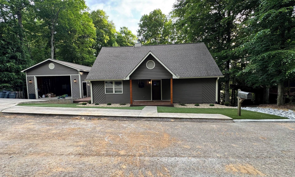 Byrdstown House | Hill Top Heaven Lake House - Sleeps 26 in beds - 3.5 baths - 1 Mi to Marina!