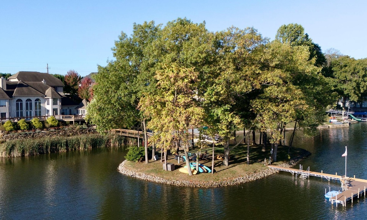 Rome City House | Hilltop Haven 3BR Lakefront Escape – Private Island, Hot Tub, Kayaks, Pool Table