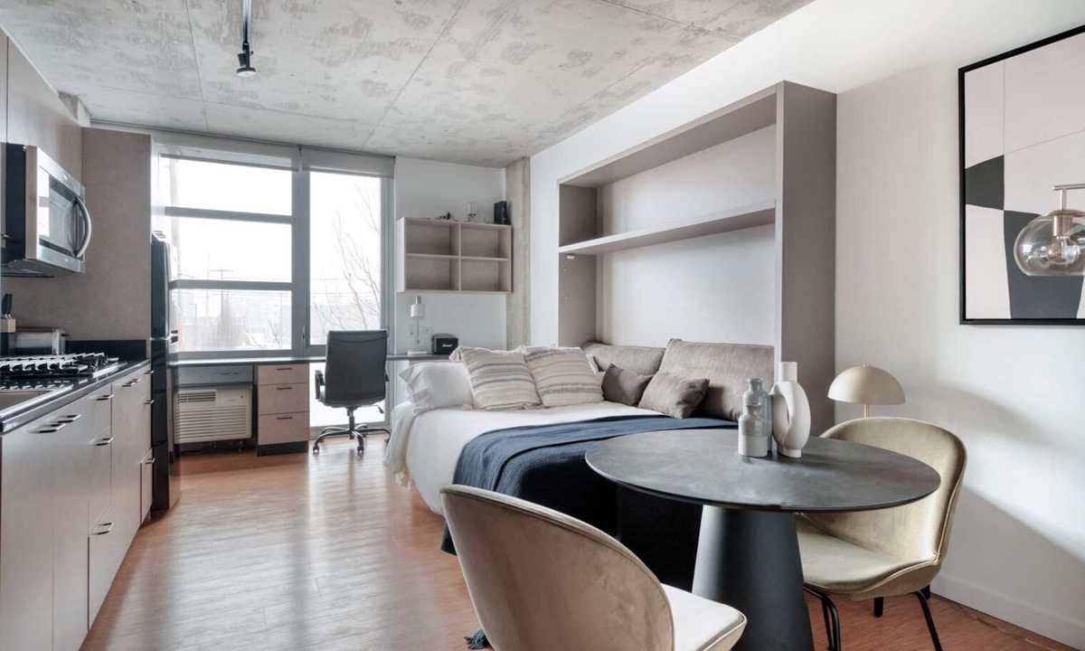 River North Apartment | Hip Lincoln Park Studio w/W/D & Lounge, 2 blocks from L, by Blueground