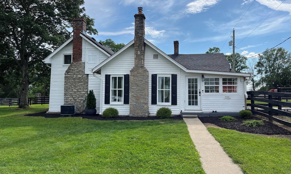 Paris House | Historic circa 1790 2 bedroom farmhouse on 6 acres in beautiful Paris, Kentucky.