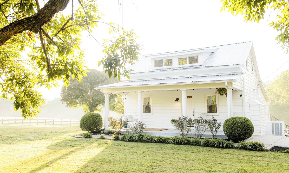 Ashland City House | Historic Farmhouse-Horses-Lake-BookNook, 25 minute drive to downtown Nashville