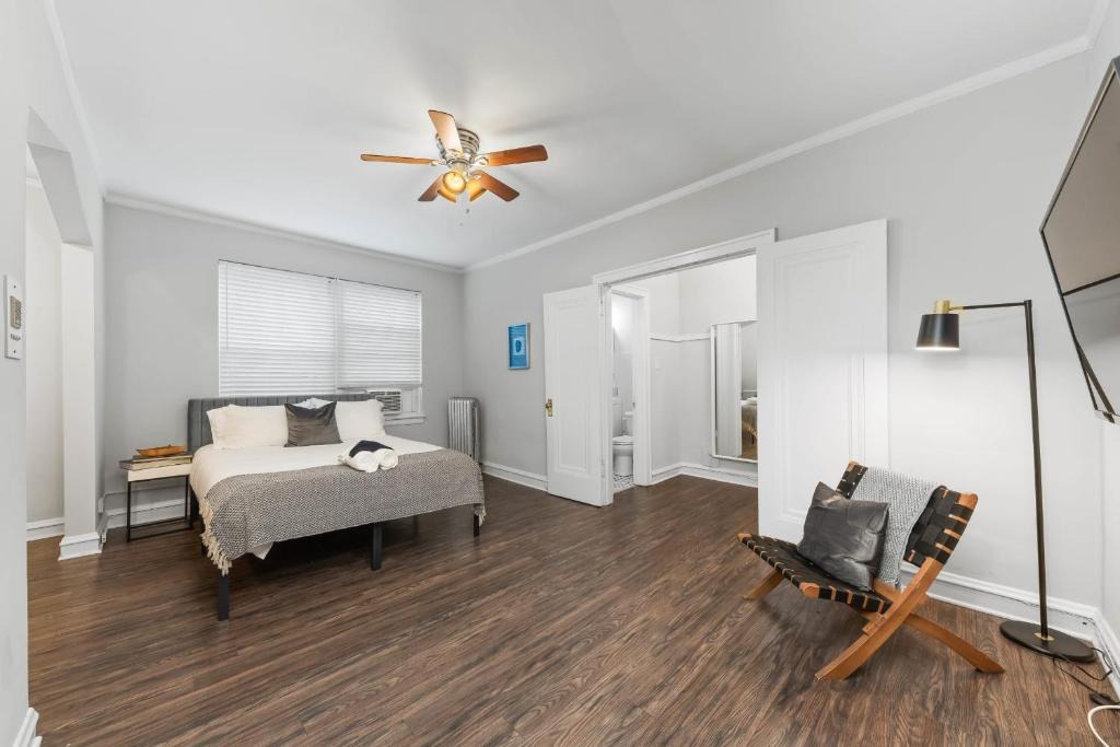 Hyde Park Apartment | Historic HP Studio with Fast Transit to UChicago & DT by Zen Rentals