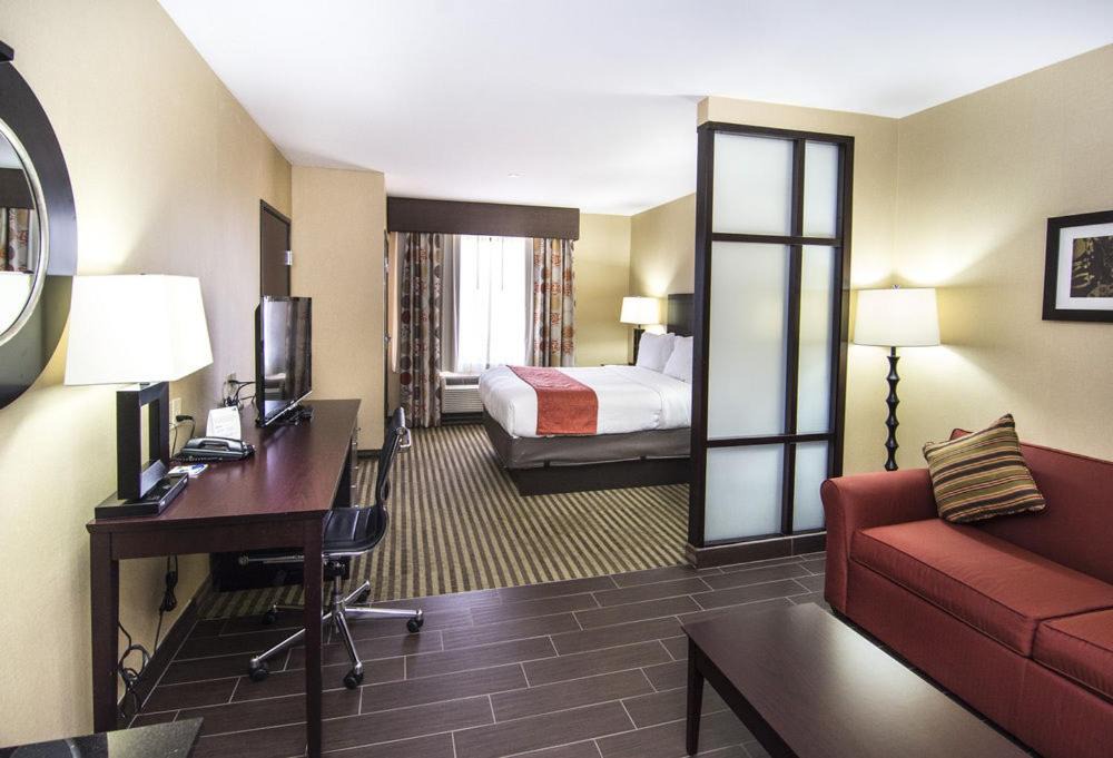 Elkton Hotel | Holiday Inn Express & Suites Elkton - University Area by IHG