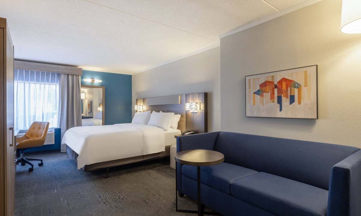 Greensboro Hotel | Holiday Inn Express & Suites Greensboro-(I-40 Wendover) by IHG