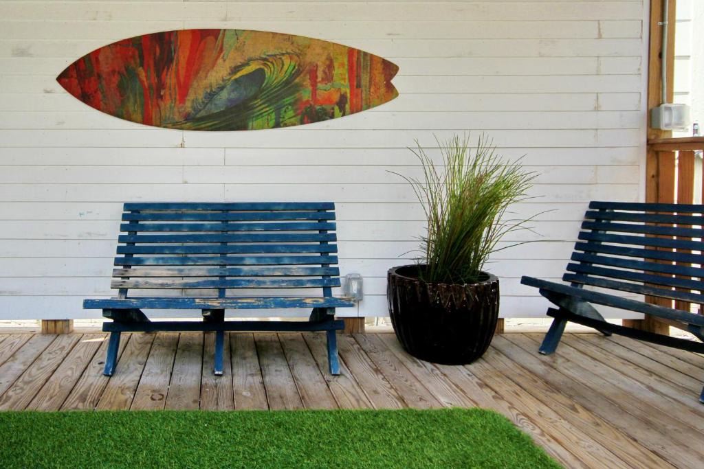 Myrtle Beach Hotel | Holiday Shores Double Queen Beds, Pool View - 103