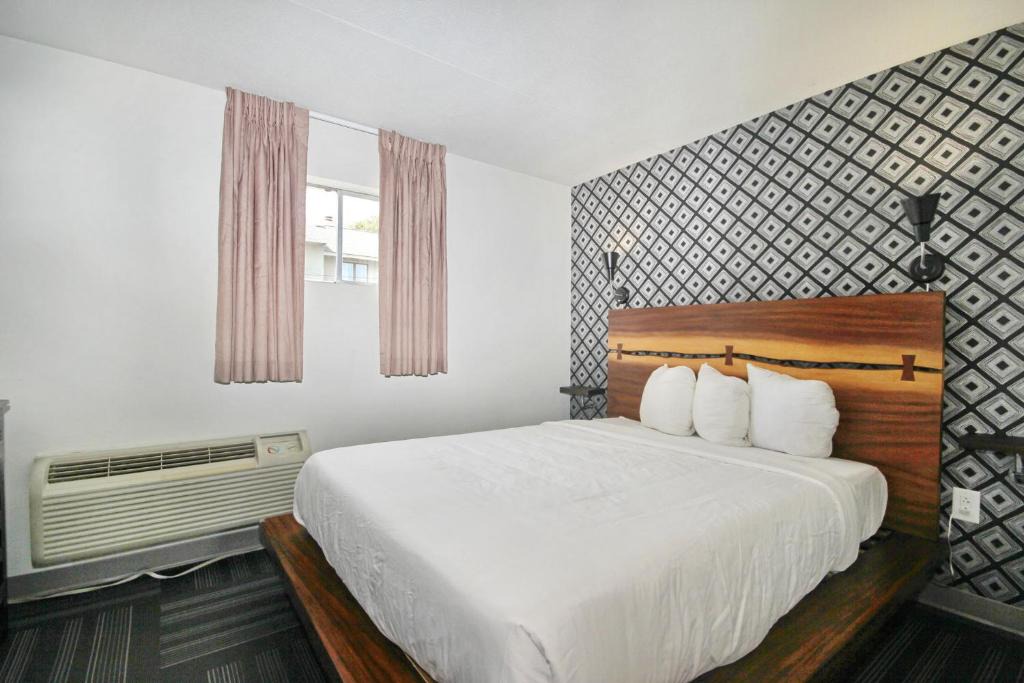 Myrtle Beach Hotel | Holiday Shores Queen Bed, 1 Room Suite - 212