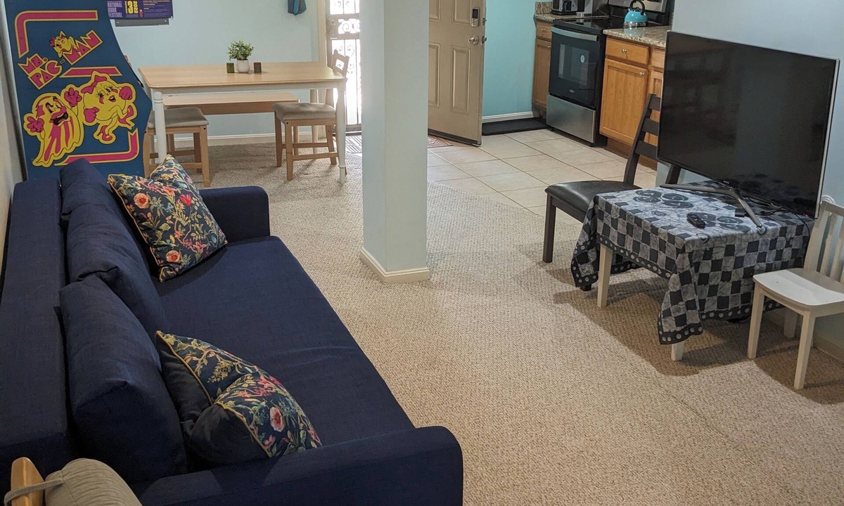 Petworth Apartment | Home base for your DC adventures - near fun, great food, and public transport.