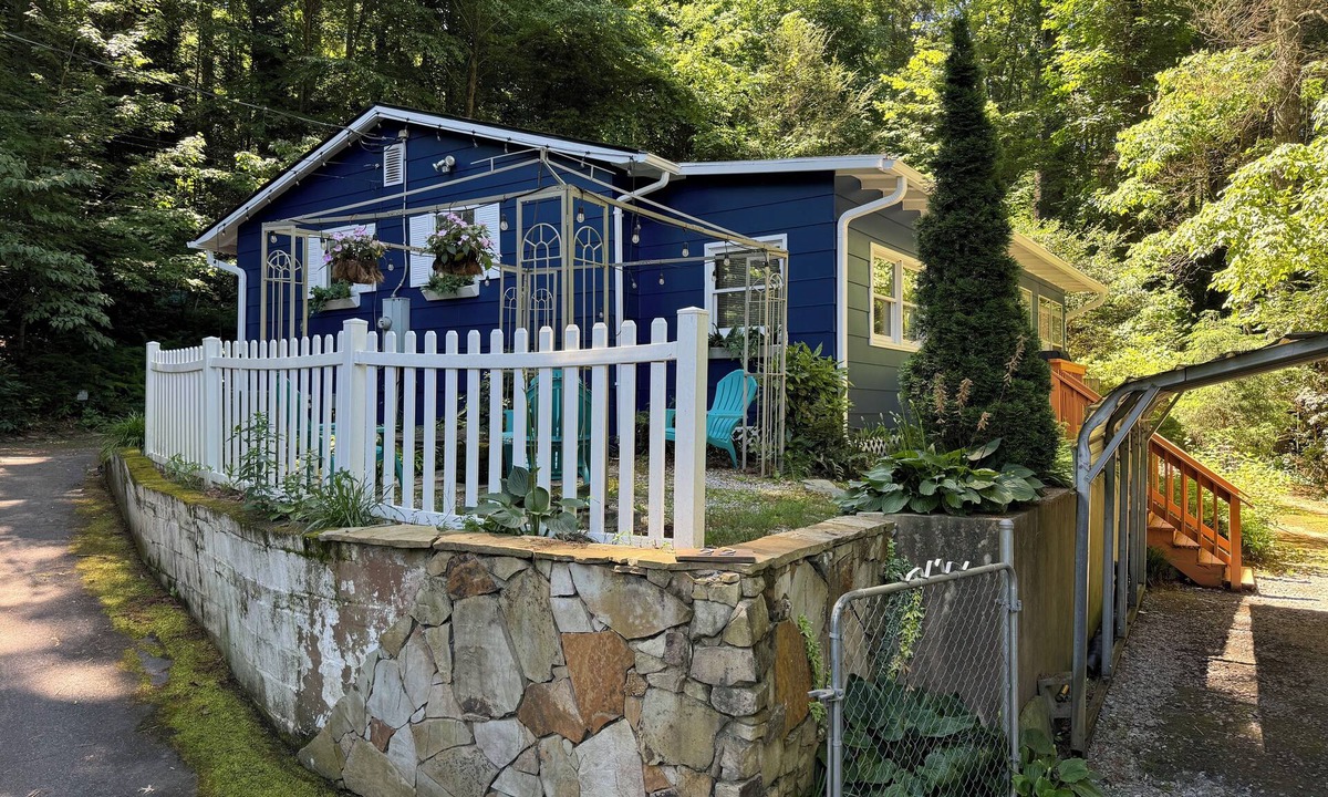 Penrose House | Honeybee Haven, 2 BD Cottage with Beautiful Garden