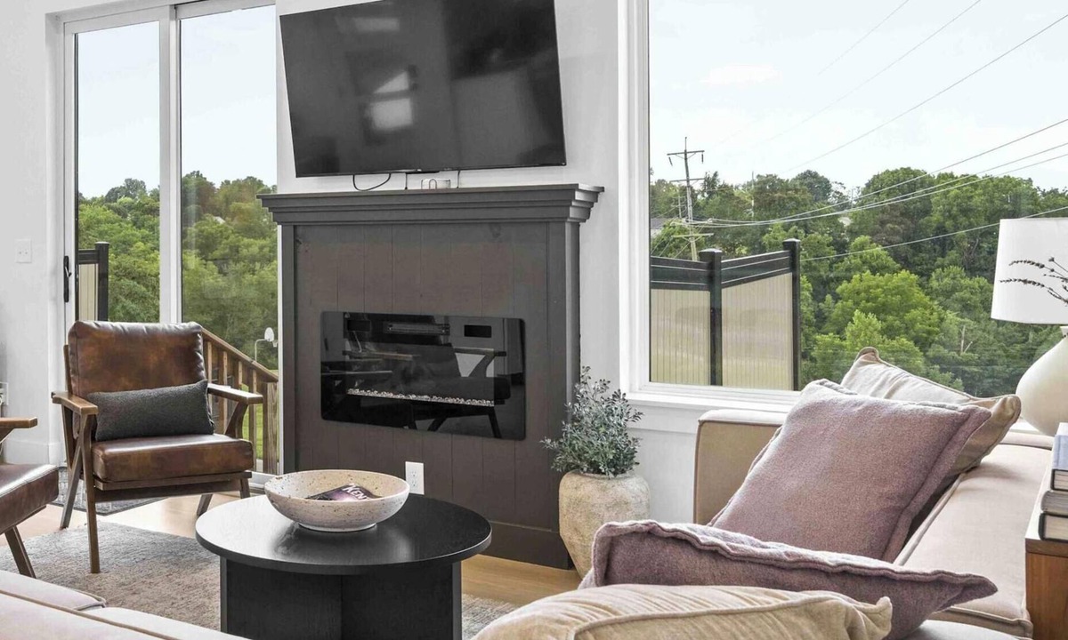 Dry Ridge House | Hot Tub, 3BR for 10, Near Ark, Private Parking