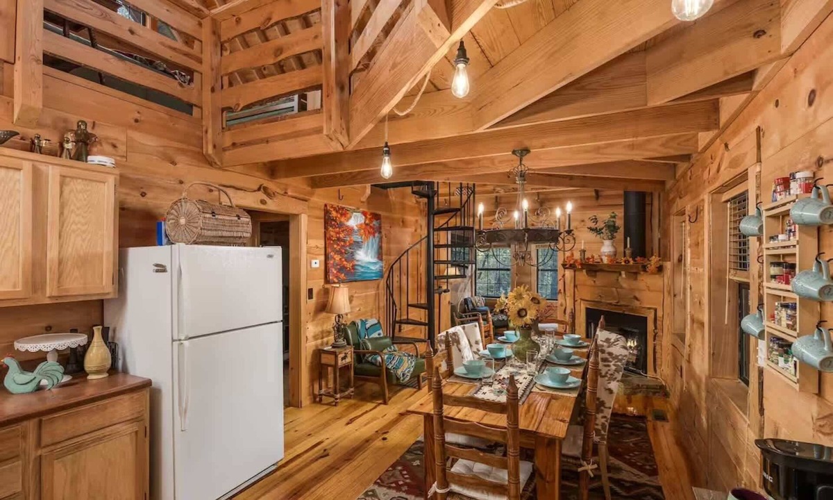 Mentone House | Hot Tub, Firepit & Games - Falcon Lodge, Family !