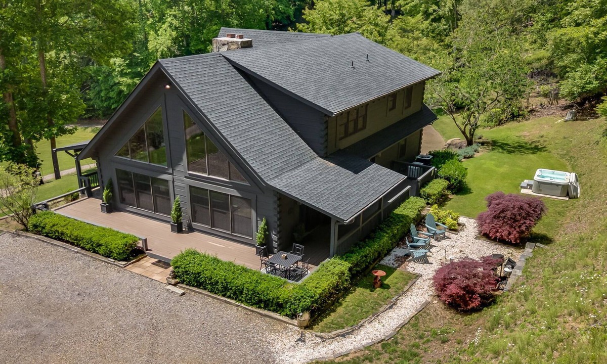 Burnsville Cabin | Hot Tub, Game Room & Valley Views + Biltmore Pass | Peaceful Mountain Lodge
