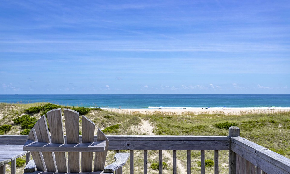 Avon House | ⭐Hot Tub⭐Newly Furnished⭐️Wide Beaches⭐Incredible Oceanfront Views🌊☀️🐬Sunrises