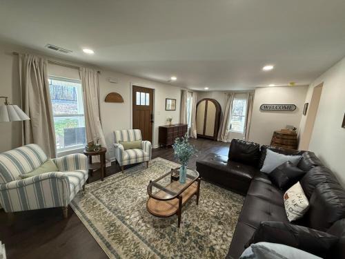 Coxs Creek House | Hot Tub Sleeps 10 Bourbon Trail Historic Home