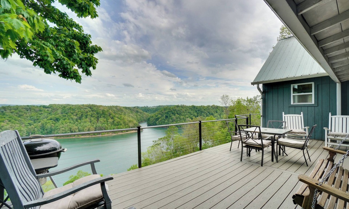 Byrdstown House | Hot Tub & View! 'Lakehouse Lookout' Byrdstown Home