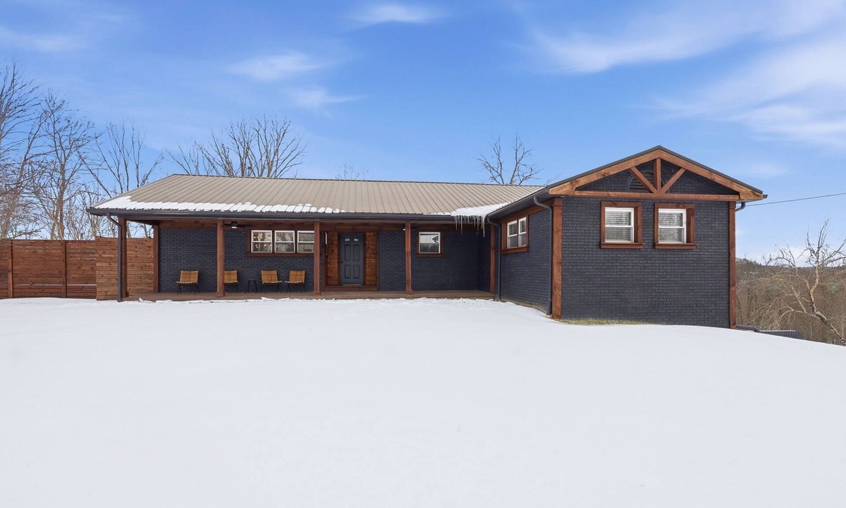 Rogers Cabin | Huckleberry Arch - Cozy RRG Home near Natural Arch