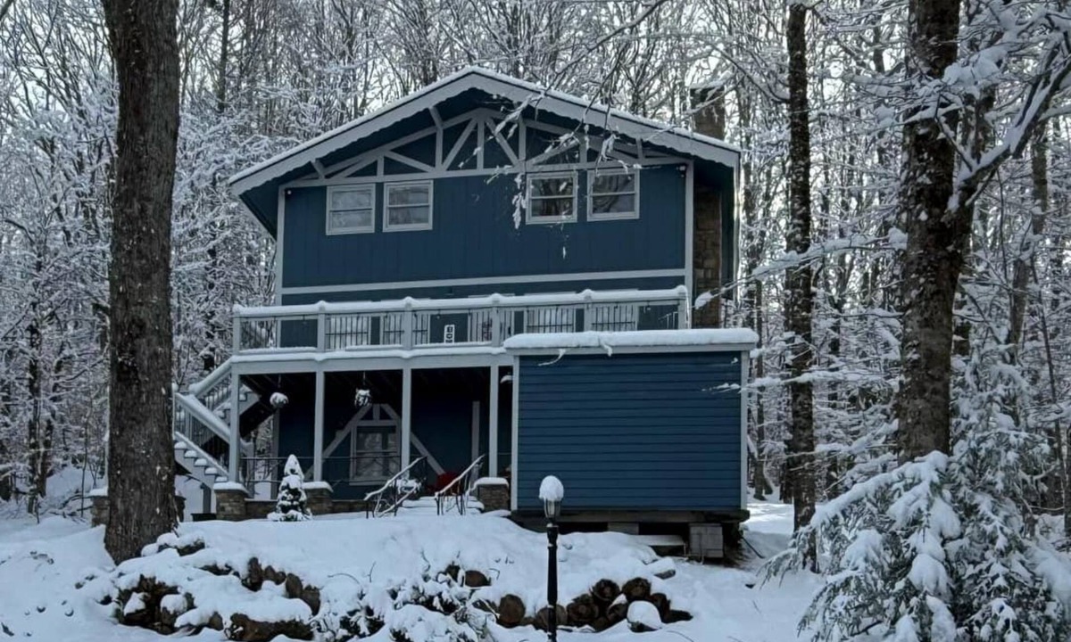 Charter Hills House | Huge House in amazing Beech Mountain with Game Room, Hot Tub, Sauna, & Fire Pit!