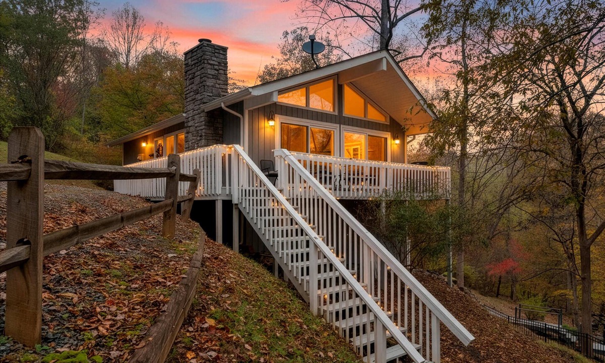 Moneta Cottage | Hummingbird Cottage- charming cottage in quiet cove close to Bridgewater!