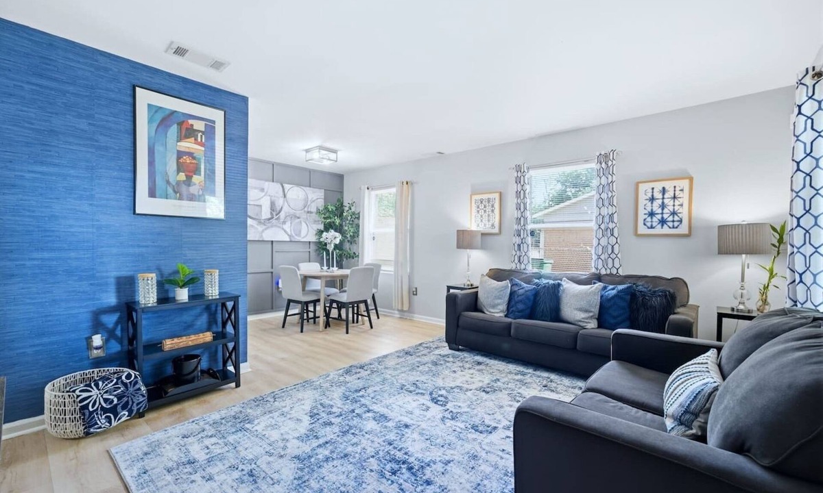 Paw Creek House | Ice Bath, Fire Pit & Outdoor Bar · 3BR House · Uptown Charlotte
