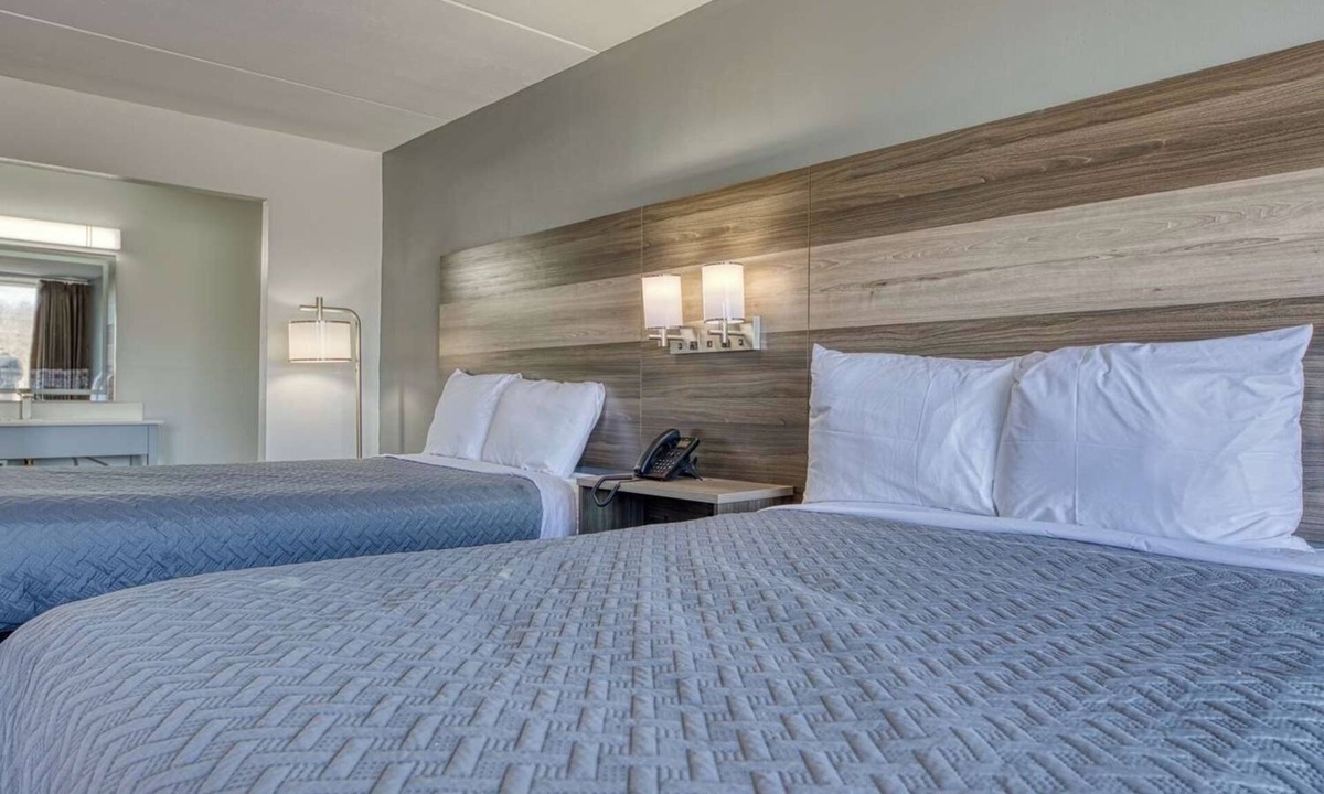 Revelo Hotel | Ideal for Groups: 2 Rooms w/Free Breakfast, Pool, Near Princess Falls Trailhead