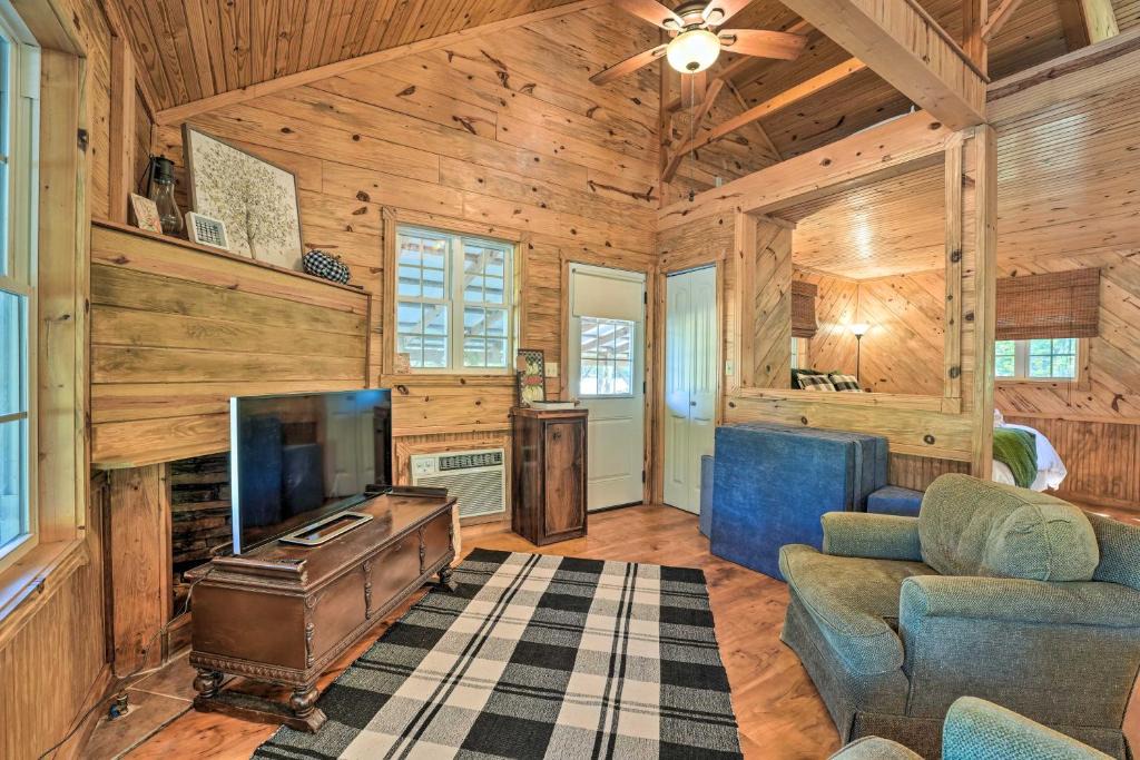 Fruitvale House | Idyllic Cabin w/Fire Pit, Kayak On-Site!