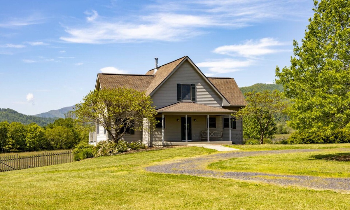 Etlan House | Incredible Old Rag and Shenandoah Panoramas from this Lovely, Peaceful Retreat