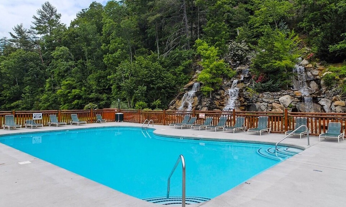 Sevierville Cabin | It's a Wonderful Life | Shoot Pool 🎱, Soak in the Hot Tub 🩱 & Grill Out 🍴
