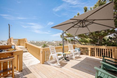 Long Beach House | Ivy Cottage by Oak Island Accommodations
