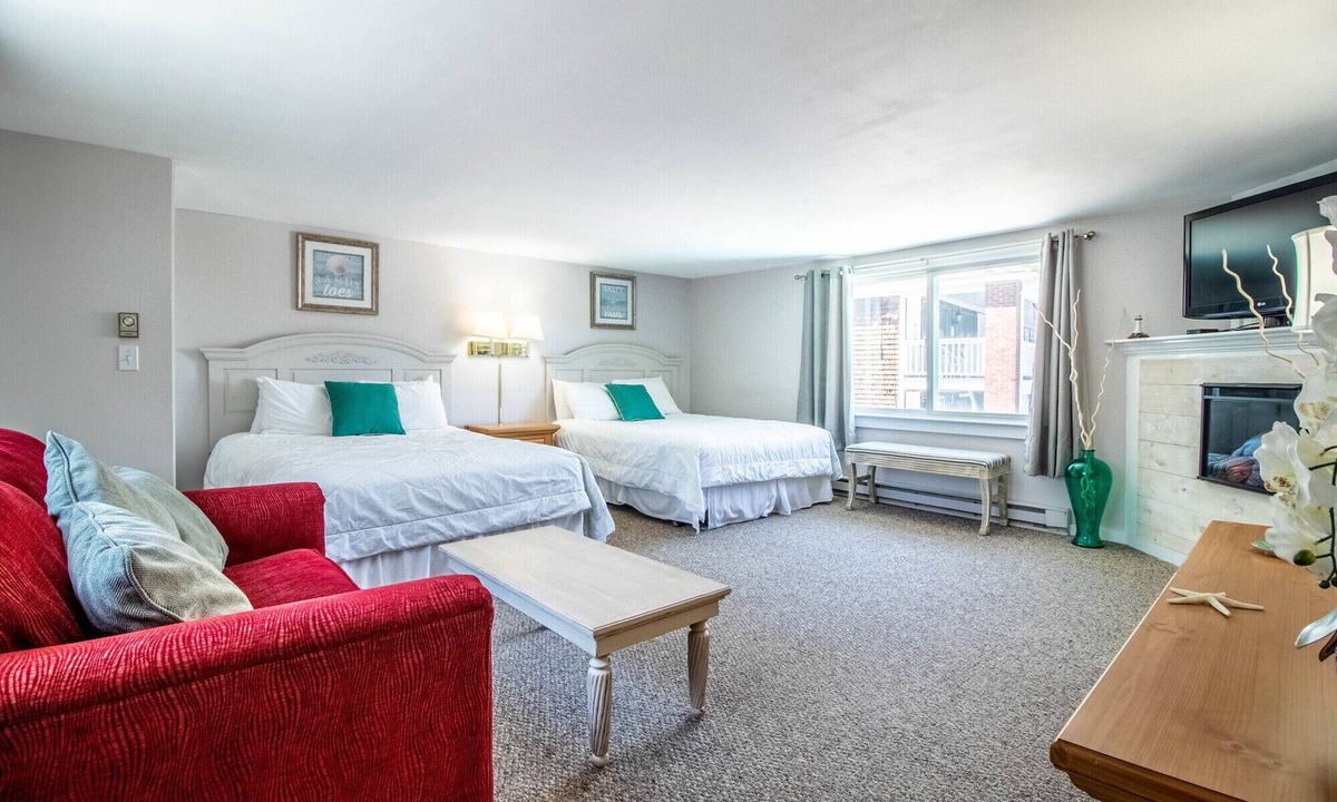 Ogunquit Cabin | Jacuzzi room - 2 Queen beds