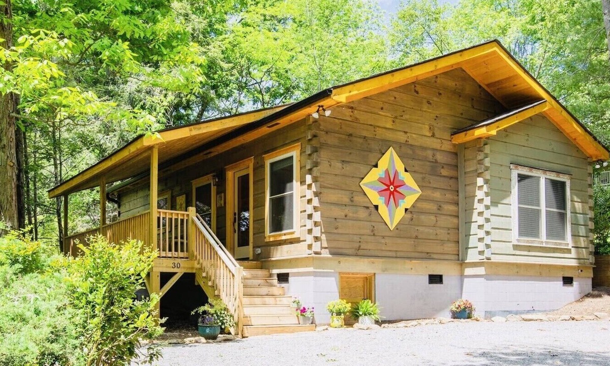 Asheville Cabin | “Just BEE🐝Log Cabin"-Stunning, peaceful, NEW, -10 min to Dwtn Asheville, dogs ok