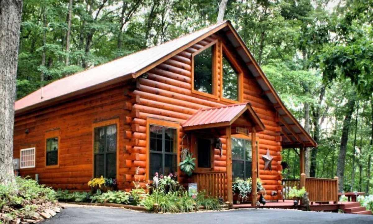 Murphy Cabin | KC's Kabin. Tree-house solitude with woodland views on 1.75 acres