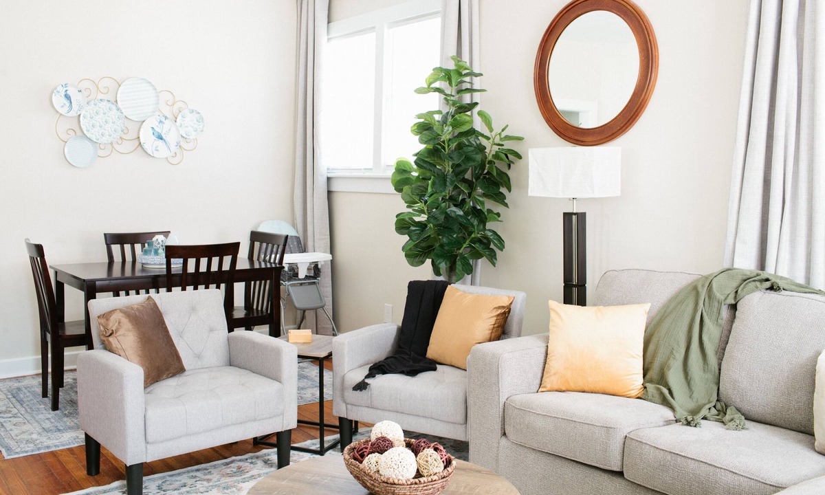 Montgomery House | Keep everyone together, settle in, and enjoy Montgomery without spending the trip driving across town.