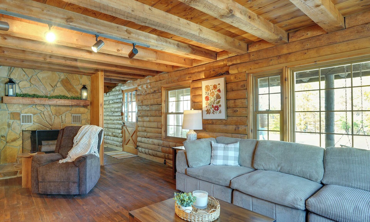 Murray Cottage | Kentucky Lake Access! Family Log Cabin w/Deck