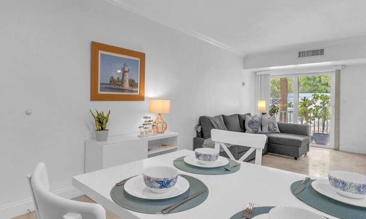 Key Biscayne House | Key Biscayne Gem — Steps to Beach, Pool Views, King Bed, Parking