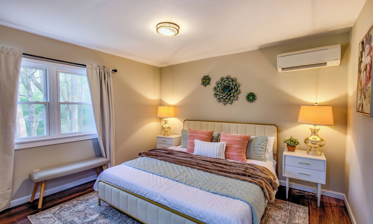 Saluda House | King-Bed, Game Room, Large Kitchen Retreat in Saluda