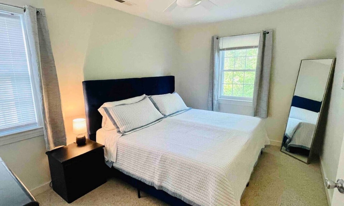 Venable House | King Bedroom, Easy Walk to UVA