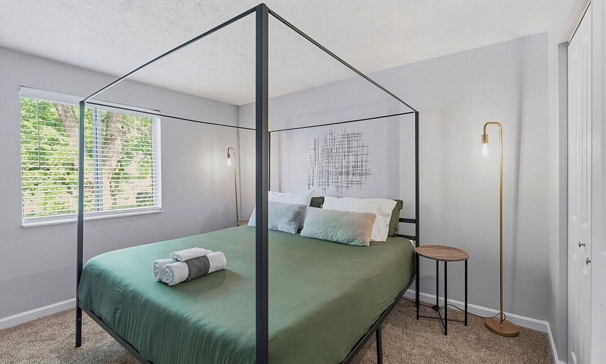 Kettering Apartment | King Canopy Bed I Sofa Bed I Next to Restaurants