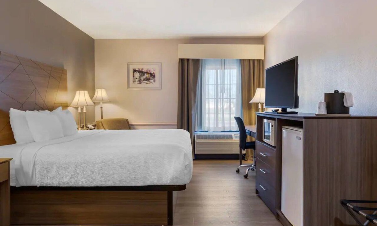 South Hill Hotel | King Room Near South Hill Historical Sites (2 mi) | Daily Hot Breakfast Buffet