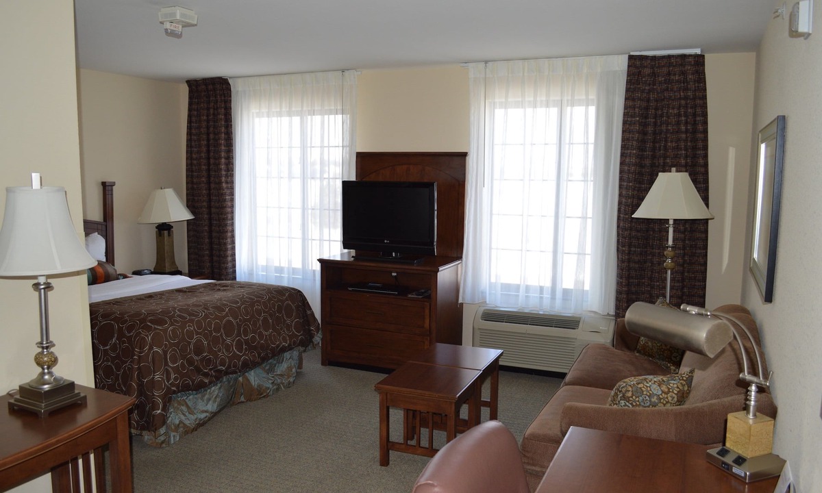 Oconomowoc Apartment | King Studio Suite w/Full Kitchen & Pool
