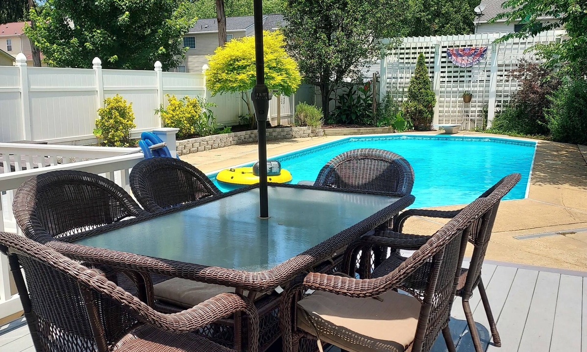 Smithfield House | King Suite Retreat cottage with seasonal Hot Tub & inground Pool Smithfield Va