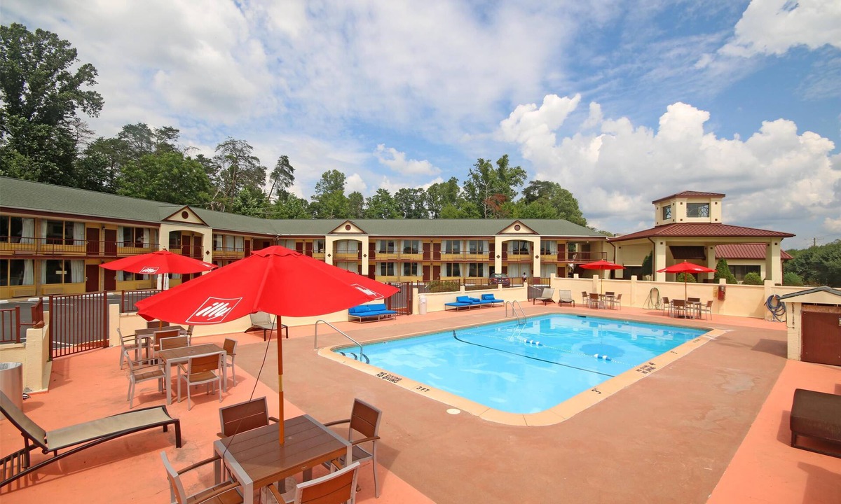 Pilot Mountain Hotel | Knights Inn Pilot Mountain