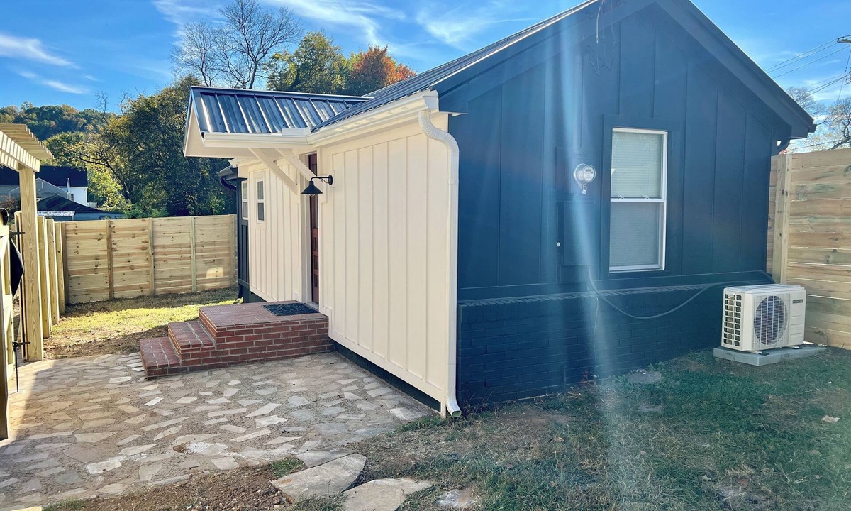 Knoxville Apartment | KNOX Downtown~ Cheerful Tiny House!