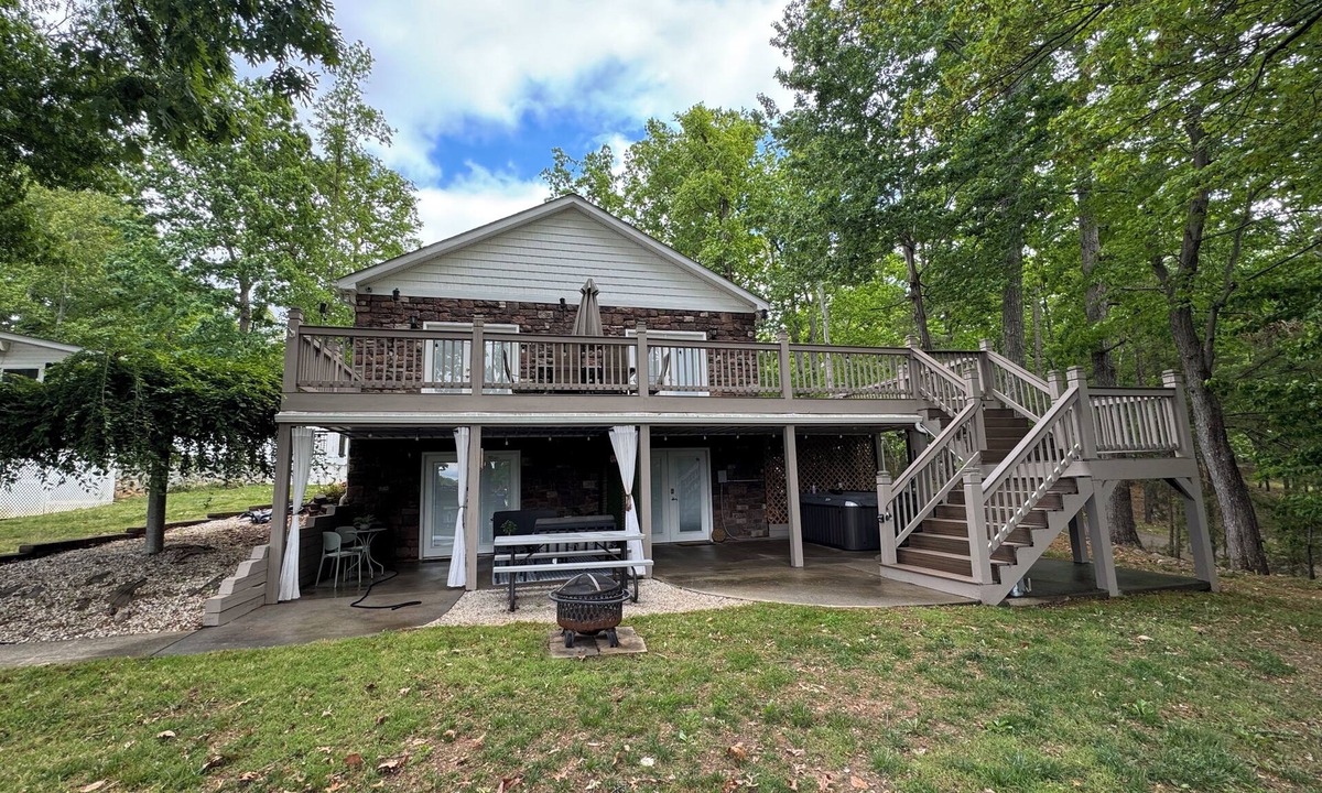 Smith Mountain Lake House | La Buena Vida Retreat Hot Tub Game Room Fire Pit