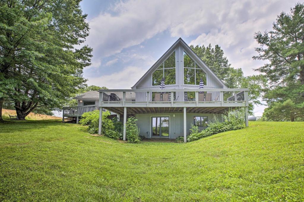 Mill Springs House | Lake Cumberland Home w/Deck + Water Access!