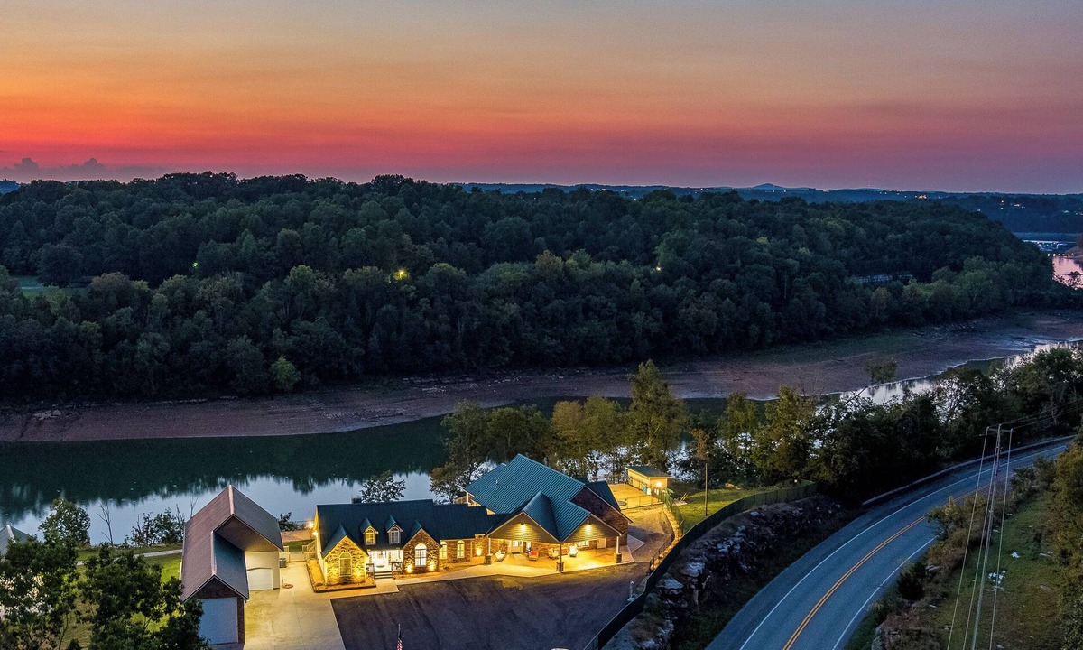 Tateville House | LAKE CUMBERLAND KY Lakefront Home