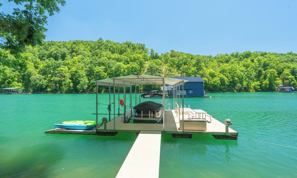 Flat Hollow Marina House | Lake Days & Sunset Nights - Beautiful 5 bedroom house on Norris Lake w/dock!