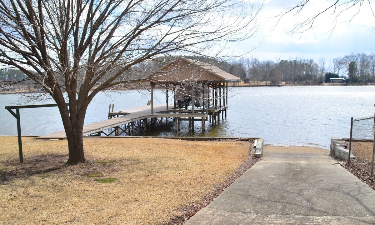 Leesburg House | Lake Front House! Great fishing on Lake Weiss