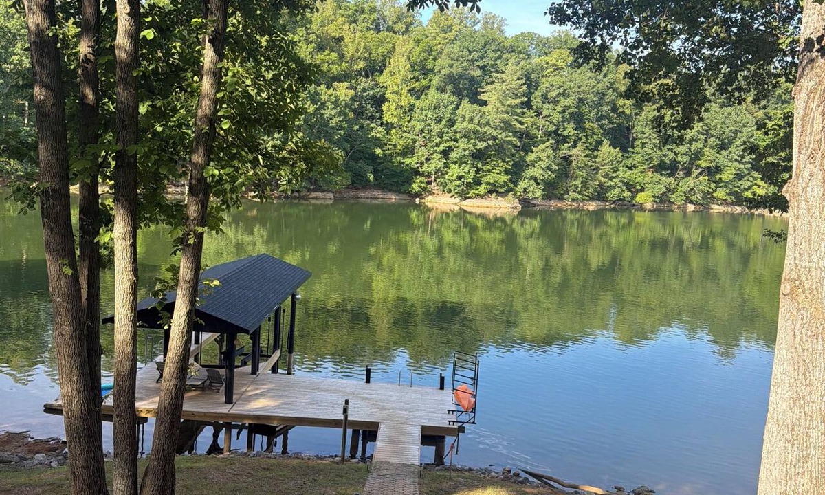 Goodview House | Lake front Pleasure Point Retreat with private dock!