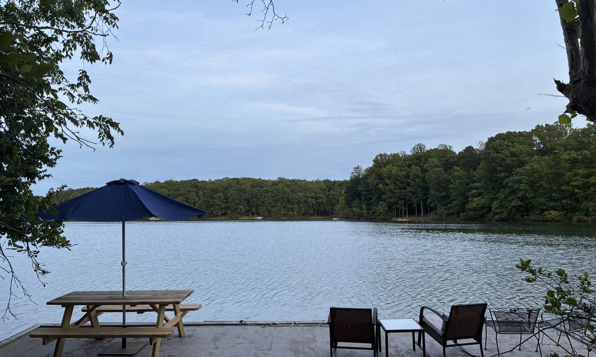 Roxboro House | Lake House Retreat with Lakeside Hot Tub